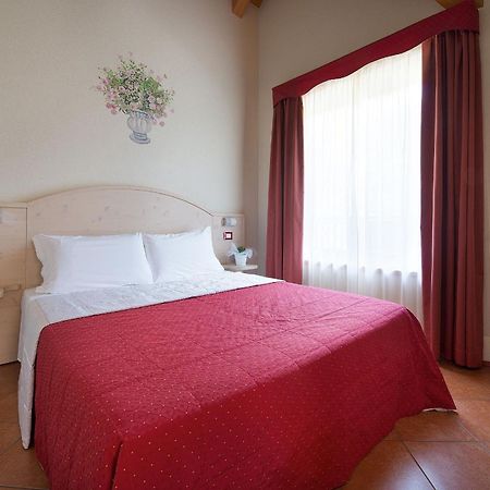 Residence Adamello Resort Ponte Di Legno Room photo