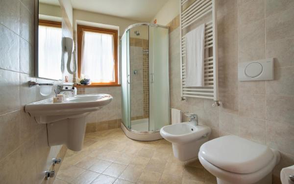 Residence Adamello Resort Ponte Di Legno Room photo